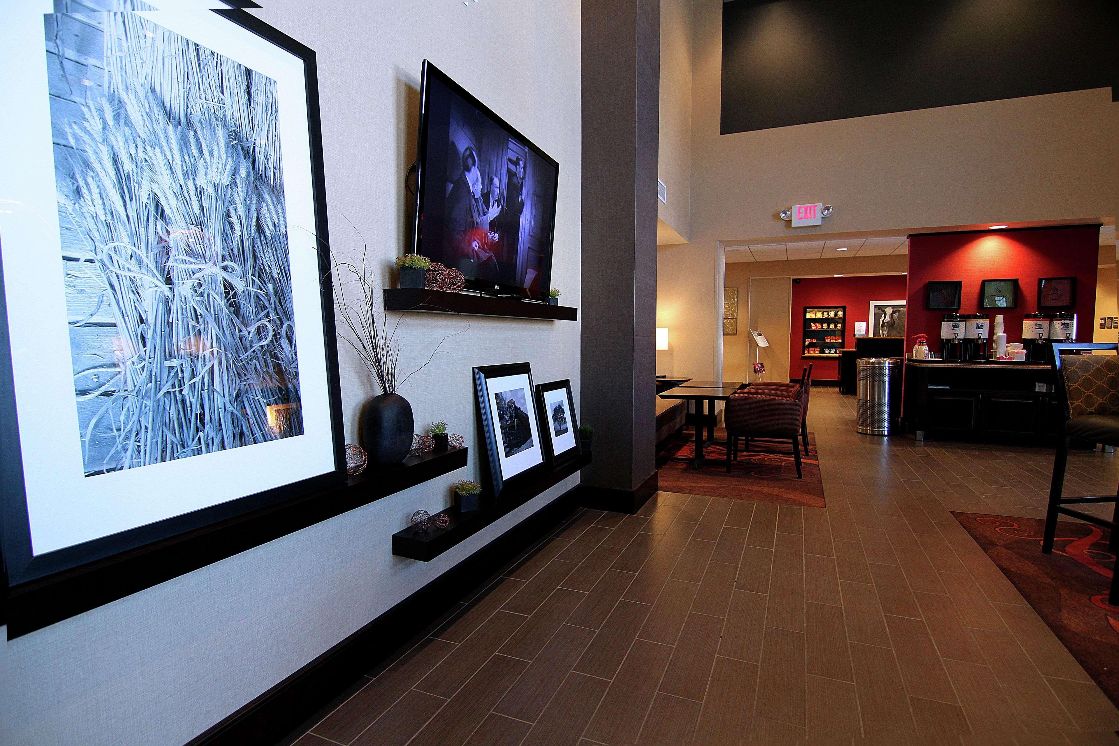 Hampton Inn & Suites Grand Forks Eksteriør billede