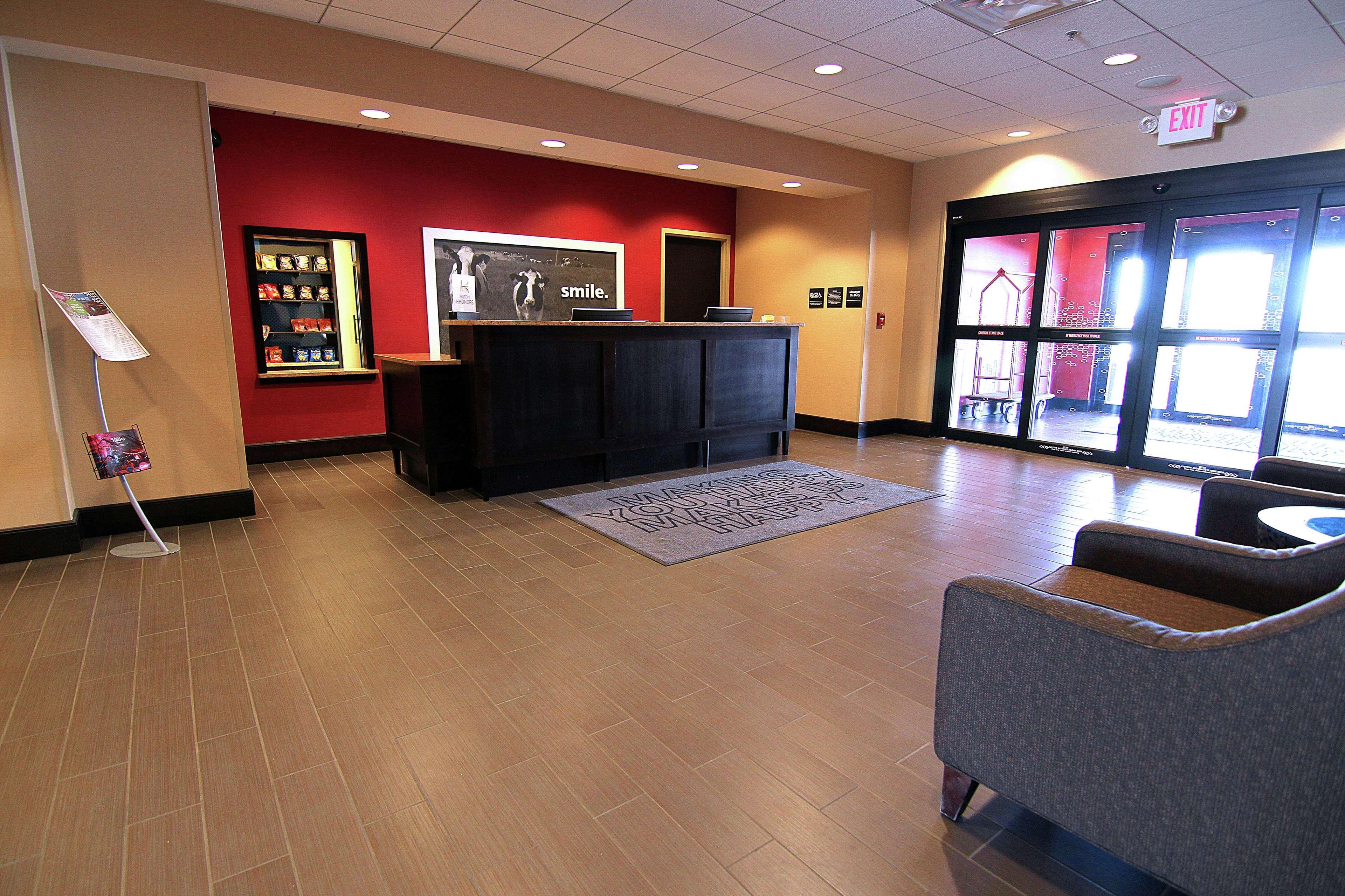 Hampton Inn & Suites Grand Forks Eksteriør billede