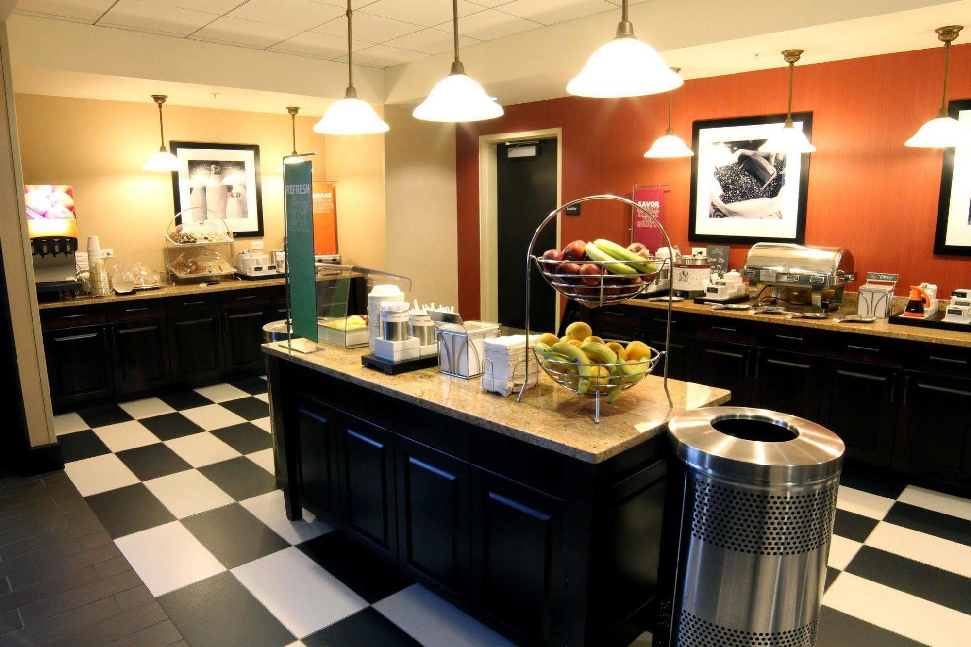 Hampton Inn & Suites Grand Forks Eksteriør billede